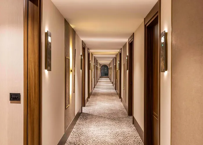 Moevenpick Old Town 5*