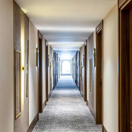 מלון Moevenpick Old Town 5*
