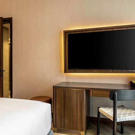 Moevenpick Old Town מלון 5*