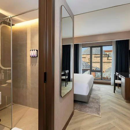 Moevenpick Old Town 5*