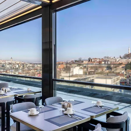 מלון Moevenpick Old Town 5*