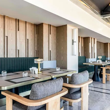 Moevenpick Old Town מלון
