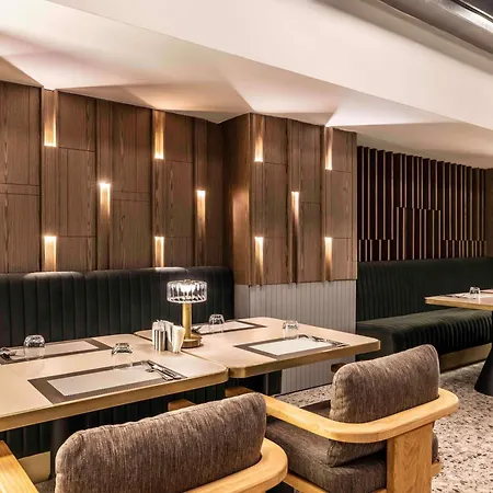 Moevenpick Old Town מלון 5*